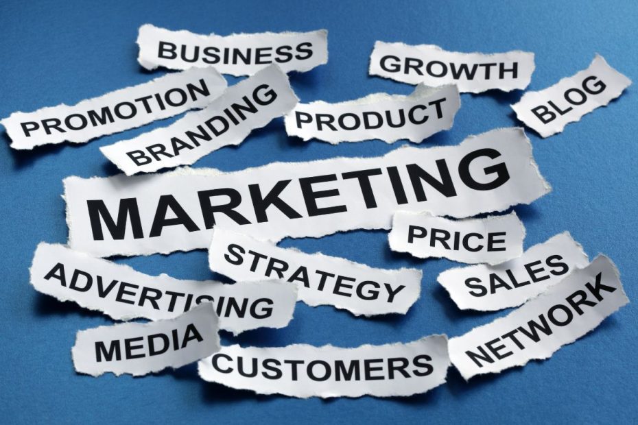 Kumpulan kertas bertuliskan "Marketing", "Business", "Strategy", "Advertising", dan sebagainya.