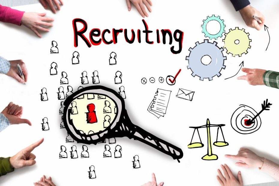 Tulisan "Recruiting: Di atas kertas dengan ilustrasi tangan dan kaca pembesar.