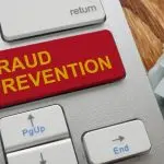 Keyboard laptop bertuliskan "FRAUD PREVENTION".