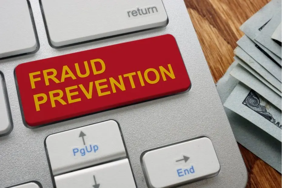 Keyboard laptop bertuliskan "FRAUD PREVENTION".