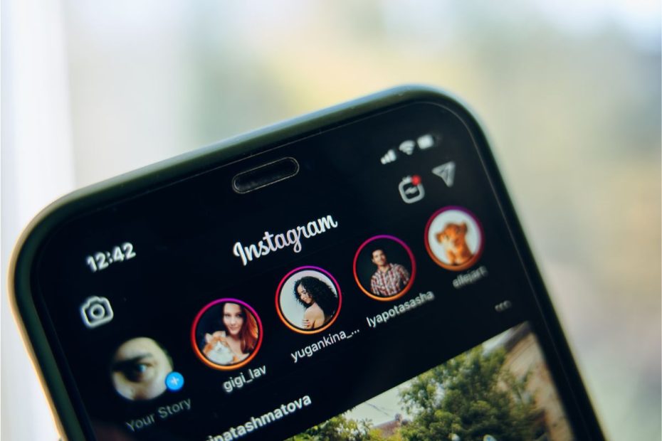 Layar Instagram Story di perangkat handphone.