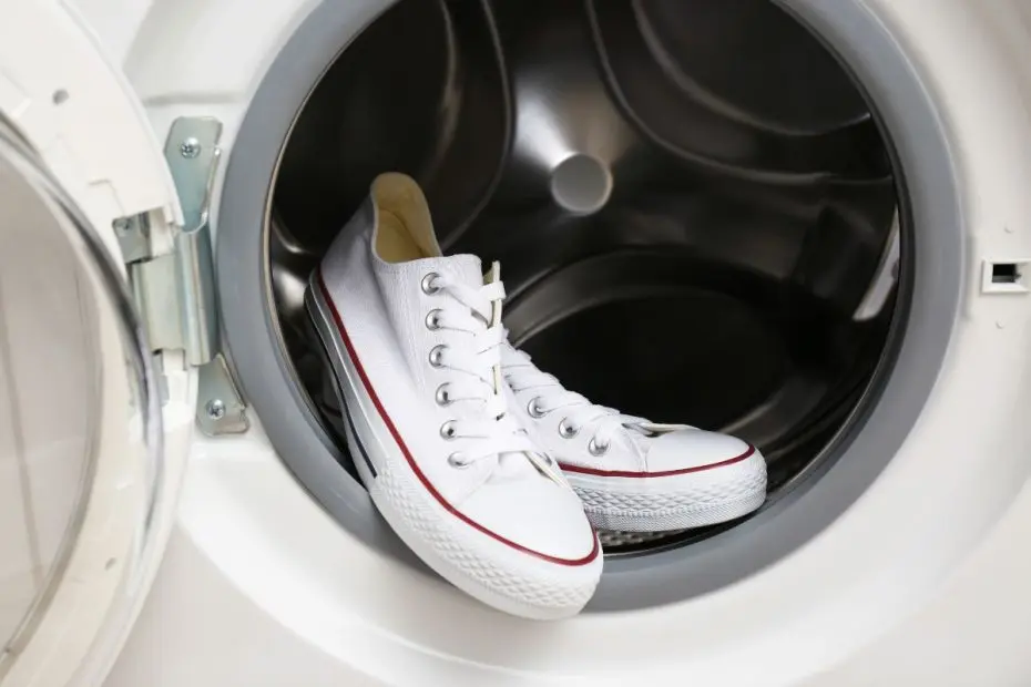 Sepatu diletakkan di mesin cuci.